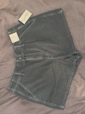 Universal Thread Olive Pleated Shorts NWT 68% Cotton/32% Lyocell. Size 10.